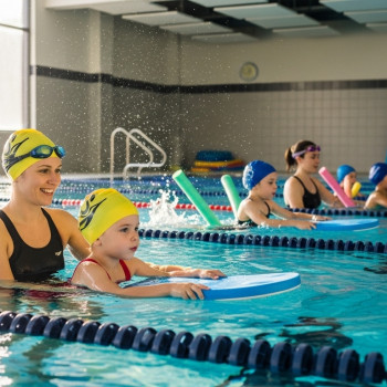Bambini con istruttore in piscina