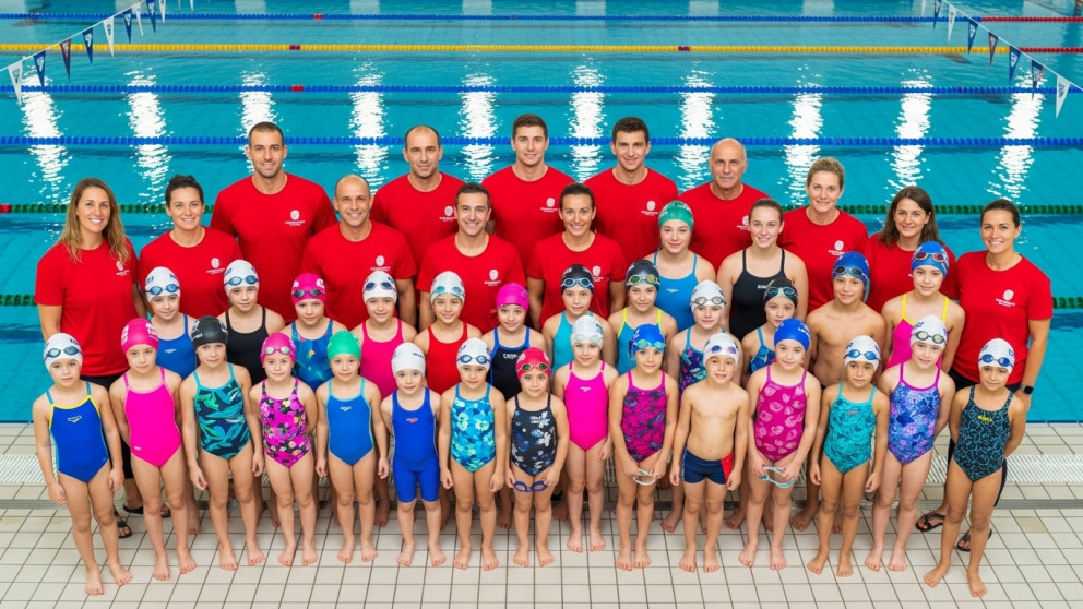 Istruttori e allievi della scuola nuoto